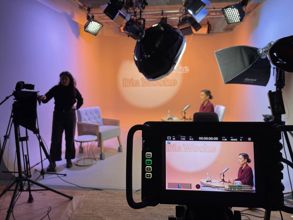 Blick über den Kameramonitor ins Studio