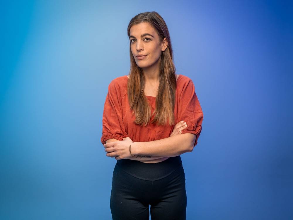 Studioporträt einer Person vor blauem Grund